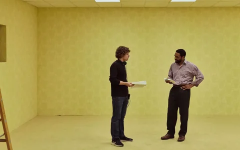 Kane Pixels (director) junto a Chiwetel Ejiofor en el set de 'Backrooms'