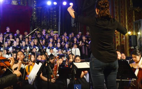 La directora asistente de la Orquesta Sinfónica de Guayaquil, Victhoria Pérez, ha construido una carrera marcada por la disciplina y la sensibilidad artística.