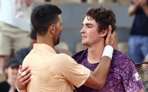 El joven de 19 años remontó dos sets y eliminó al serbio en una histórica batalla de 4 horas y 53 minutos en París.