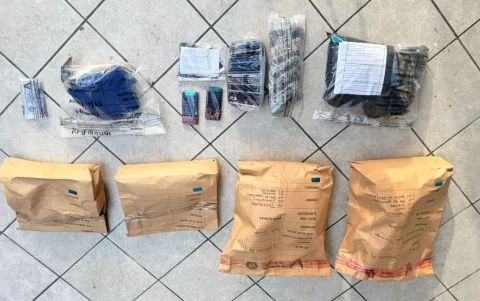 Policía decomisó 55 celulares tras allanamientos en seis propiedades de la red criminal.