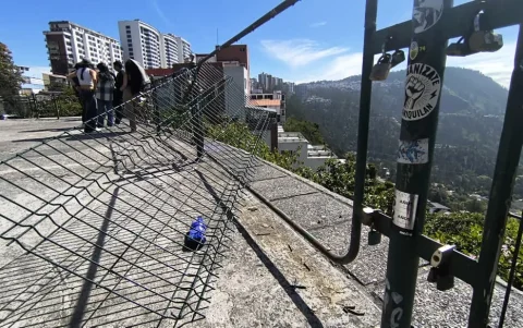 El mirador de Guápulo es intervenido por seguridad; Epmmop retira candados y realiza trabajos de soldadura y malla protectora.