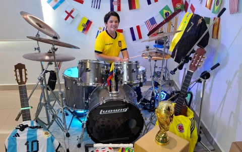 Kevin Lazo, con la camiseta de Ecuador, encontró en la batería el instrumento que marca su ritmo y pasión.