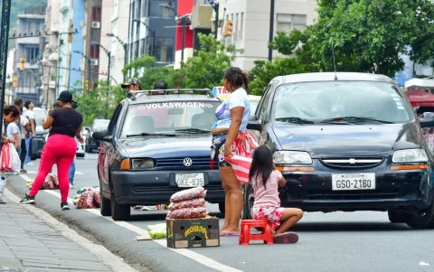 En los exteriores del Mercado Central, niños ayudan a sus madres a vender frutos. Lo hacen en medio de la vía.