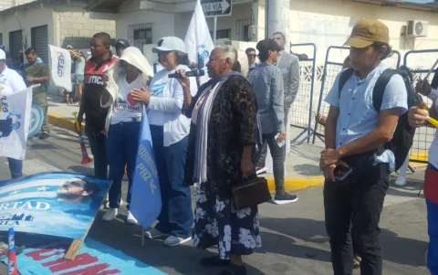 Militantes del movimiento RETO también acudieron hasta Santa Elena días atrás, en apoyo al alcalde.