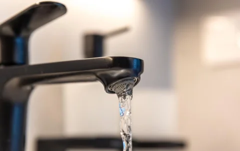 Interagua recomendó a los usuarios abastecerse de agua potable con anticipación.
