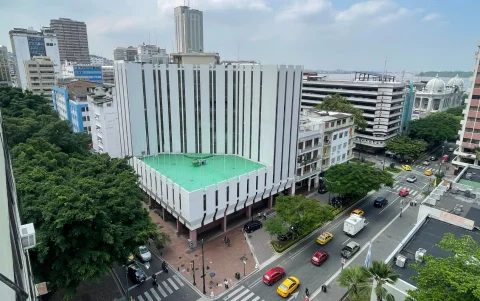Además de la ubicación privilegiada, en el centro, el edificio tiene una arquitectura interesante.