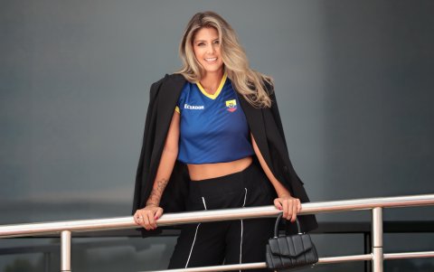 El blazer negro transforma la camiseta futbolera en una propuesta más sofisticada.