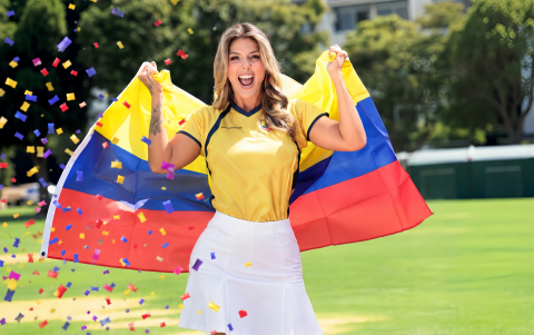 La camiseta más faldas con estilo sporty son una combinación segura.