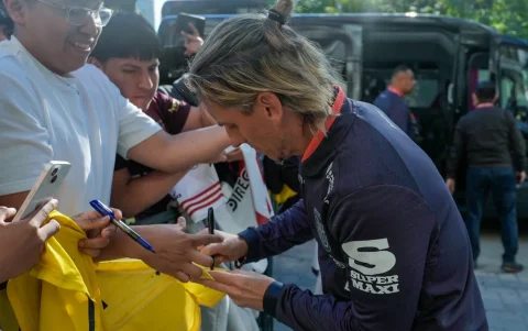 Sebastián Beccacece firmando autógrafos.