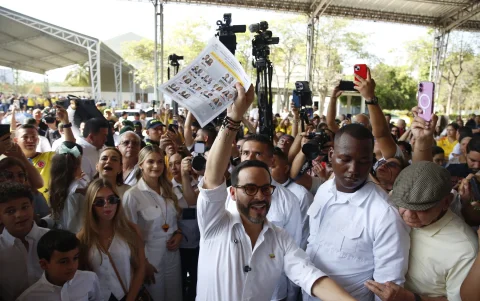 31/05/2026 16:52 (UTC)
Crédito:
EFE
Fuente:
EFE
Autor:
Ernesto Guzmán
Temática:
Política » Elecciones
Política » Elecciones » Votación
Política » Elecciones » Campañas políticas
El candidato presidencial del movimiento Defensores de la Patria, Abelardo De la Espriella, votó este domingo 31 de mayo en Barranquilla (Colombia).