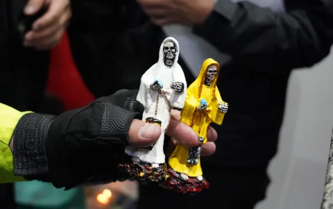 Las imágenes de la Santa Muertes fueron halladas en varias hostales de Quito.