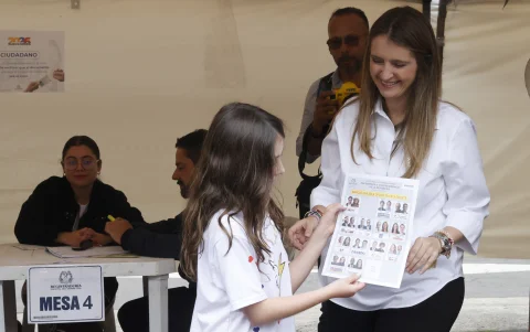 Paloma Valencia llegó acompaña de Amapola, su hija de nueve años.