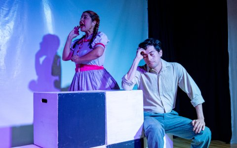 Escenas basadas en la comedia y la farsa caracterizan esta puesta en escena inspirada en textos del Premio Eugenio Espejo.