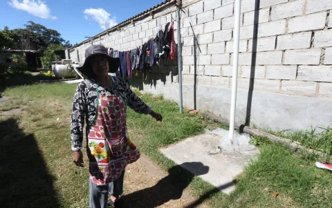 Las familias de Tola Chica 3 dependen de pozos sépticos ante la ausencia de alcantarillado, una necesidad histórica y aun pendiente.