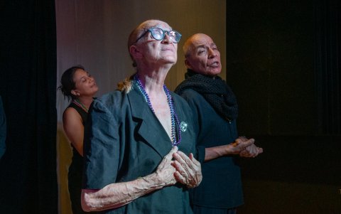 Una propuesta escenográfica de corte minimalista resalta la fuerza interpretativa de los actores sobre las tablas.