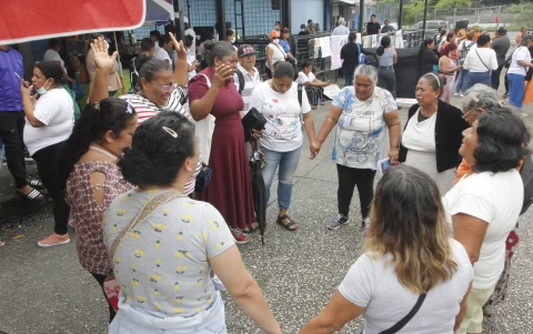Familiares de reos oran en las inmediaciones de la Penitenciaría del Litoral por la salud de sus seres queridos.