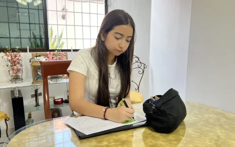 Domenika Pérez encuentra en el dibujo una forma de expresar sus ideas. Entre ellas, el deseo de vivir en una ciudad donde los jóvenes puedan crecer y desarrollarse con tranquilidad.