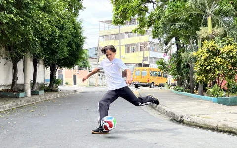 Jugar fútbol con sus vecinos es una de las actividades favoritas de Matteo Castillo. Para él, los espacios recreativos seguros son esenciales para la niñez.