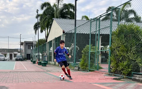 Daniel Moscoso encuentra en el fútbol una forma de compartir con otros jóvenes y mantenerse activo. Por eso considera que el deporte debe ser una prioridad para las ciudades.