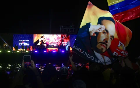 Simpatizantes del candidato recorren el Malecón del Río en Barranquilla con banderas de Colombia y camisetas amarillas tras los resultados electorales.