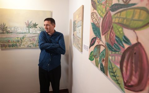 A través de pinturas e historias personales, “Cartografía del Hogar” abre una conversación sobre la importancia de la inclusión y el valor de mirar a las personas sin etiquetas.