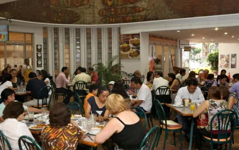La Canoa recibía a cientos de comensales que degustaban los platos típicos al pie del mural ‘Los Guangalas’, que el cuencano Eduardo Vega elaboró en 1973.