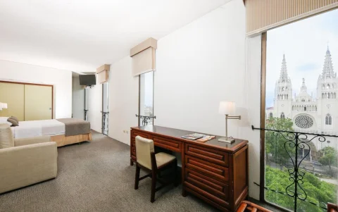 Desde las habitaciones del hotel Continental se observaba edificaciones como la Catedral.