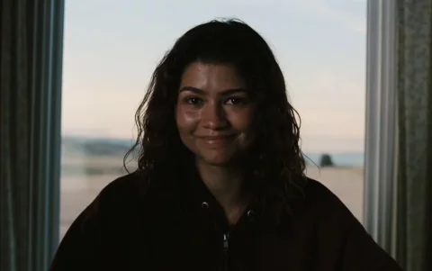 La serie cierra con Rue sentada en la misma mesa que su mentor mientras rezan bendiciendo al espectador