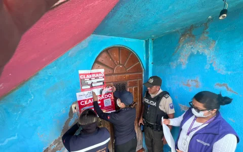 La AMC clausuró dos centros clandestinos de rehabilitación en el sur de Quito tras detectar hacinamiento, condiciones insalubres y presuntas vulneraciones de derechos.