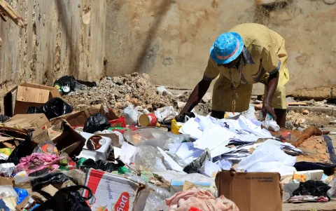 Una persona buscando objetos en la basura, en La Habana (Cuba).