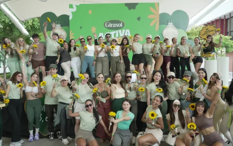 Al final del evento, los asistentes recibieron un girasol acompañado de un mensaje positivo