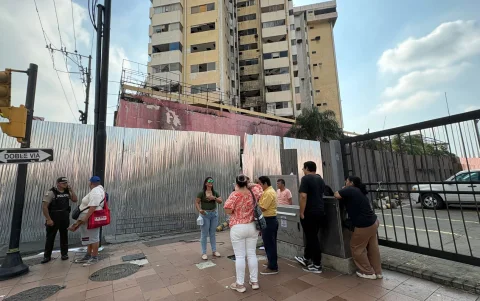 Comerciantes y residentes de la zona del Multicomercio insisten a las autoridades para que se agilite el proceso de demolición del edificio.