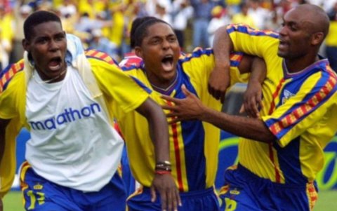 Raúl Guerrón (d) jugó con Ecuador el primer Mundial al que asistió, en Corea y Japón 2002.
