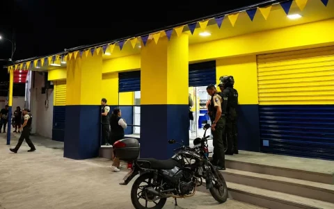 Robo. Delincuentes asaltaron un establecimiento comercial en el sector de El Inca. La policía investiga para identificar responsables.