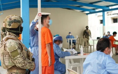 Personas privadas de libertad con tuberculosis son trasladadas periódicamente a hospitales para recibir atención médica especializada y seguimiento de sus tratamientos.