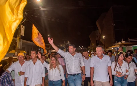 Campaña 2023. Juan José Yúnez marchando por Samborondón junto a su padre, José