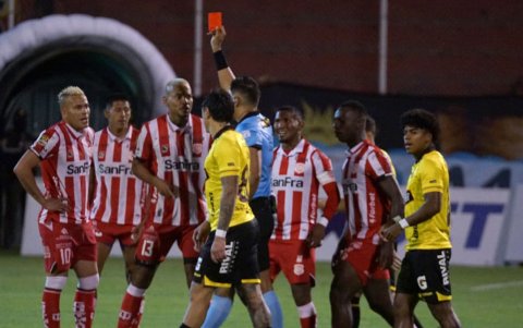 Barcelona no aprovecho la superioridad númerica ante Técnico Universitario que le ganó 1-0.