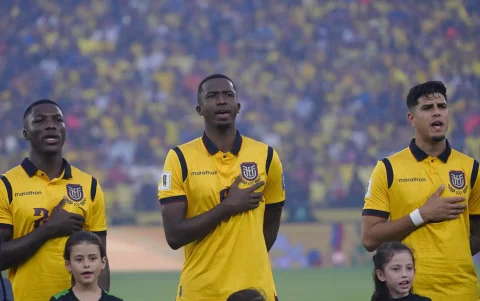 Moisés Caicedo (i), Willian Pacho (c) y Piero Hincapié (d) figuras de la Tricolor.