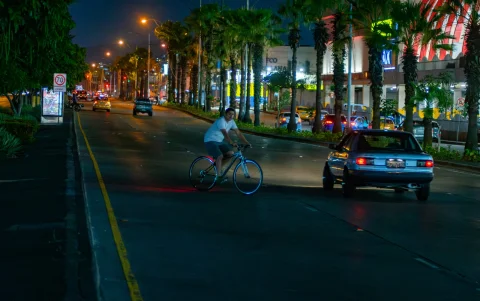 Ciclista cruza de forma horizontal la avenida Francisco de Orellana.