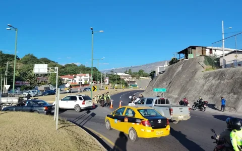 El siniestro de tránsito generó una fuerte congestión vehicular en el sector del puente de Guayllabamba la mañana de este 2 de junio.