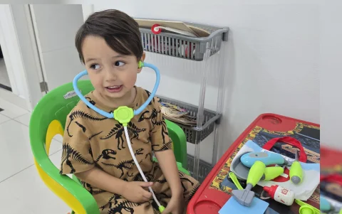 Mathias juega en casa bajo estrictas medidas de bioseguridad.