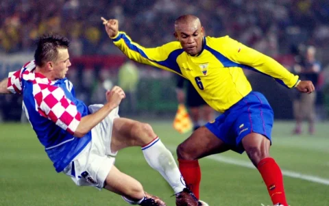 Raúl Guerrón (d) en el Mundial de Corea-Japón con la selección de Ecuador ante Croacia.
