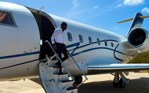 Brown de origen jamaiquino, es un piloto comercial que da clases de aviación