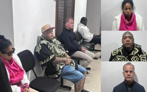 Brown junto a Marisol Rivas, Anthony Vásquez y David Thomas Wise; los otros 3 estadounidenses vinculados al caso