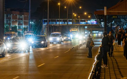 Los peatones deben sortear el tránsito vehicular en avenidas principales ante la falta de cruces seguros.