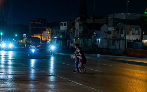 Ciudadanos cruzan tramos de alto riesgo en arterias como la avenida Juan Tanca Marengo de manera desprotegida.