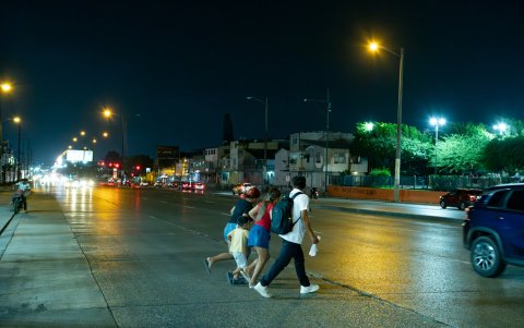 El diseño vial urbano de la ciudad prioriza el flujo de automóviles, relegando la seguridad de quienes caminan.