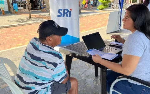 Contribuyentes realizan trámites en línea para declarar impuestos a través del sistema del SRI en Ecuador.