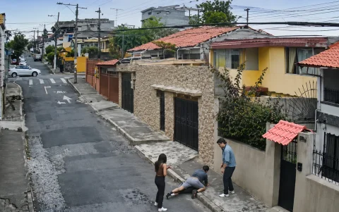 El asalto a una pareja en Quito terminó con tres detenidos, dos de ellos con antecedentes penales por robo.