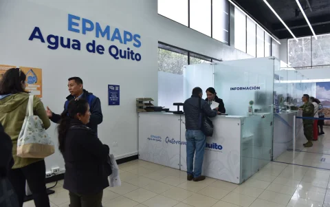 En las oficinas de la Epmaps se atienden reclamos de los usuarios por la tasa de recolección de basura.